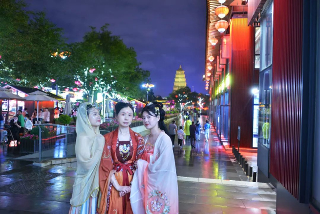 Xiangyi-Mitarbeiter versammelten sich in der alten Hauptstadt Xi'An, um die tausend jährige Geschichte und Kultur reise zu erleben. Xiangyi-Mitarbeiter versammelten sich in der alten Hauptstadt Xi'An, um die tausend jährige Geschichte und Kultur reise zu erleben.