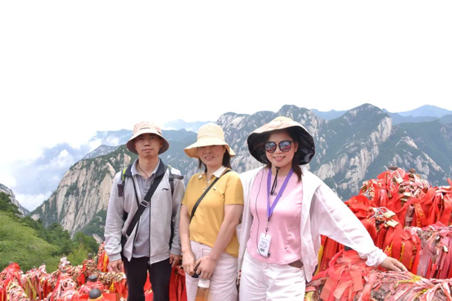 Xiangyi-Mitarbeiter versammelten sich in der alten Hauptstadt Xi'An, um die tausend jährige Geschichte und Kultur reise zu erleben. Xiangyi-Mitarbeiter versammelten sich in der alten Hauptstadt Xi'An, um die tausend jährige Geschichte und Kultur reise zu erleben.